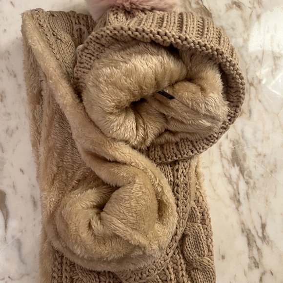 UGG Tan Sweater knit, scarf, hat, and gloves , NWT - Picture 4 of 10